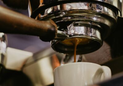 Bucură-te de o cafea perfectă acasă: Ghidul complet pentru prepararea cafelei la domiciliu