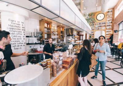 Café-hopping: Descoperă cele mai populare și autentice cafenele din orașul tău