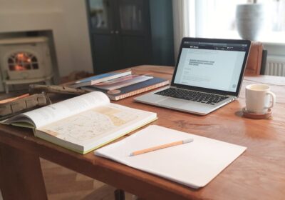 Ghidul complet pentru învățarea autodidactă: Resurse și strategii